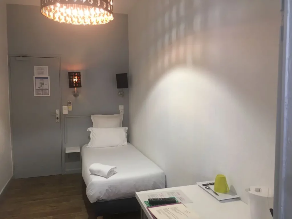 hotel-avignon-centre-gare-corps-saints-chambre-simple-2