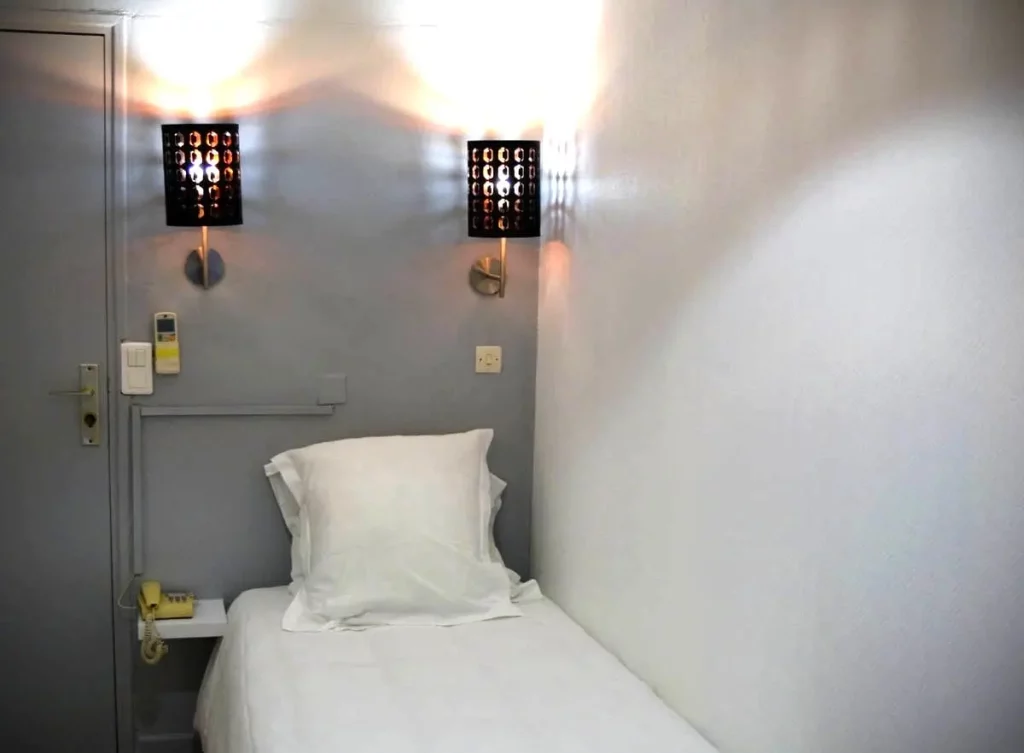 hotel-avignon-centre-gare-corps-saints-chambre-simple-main