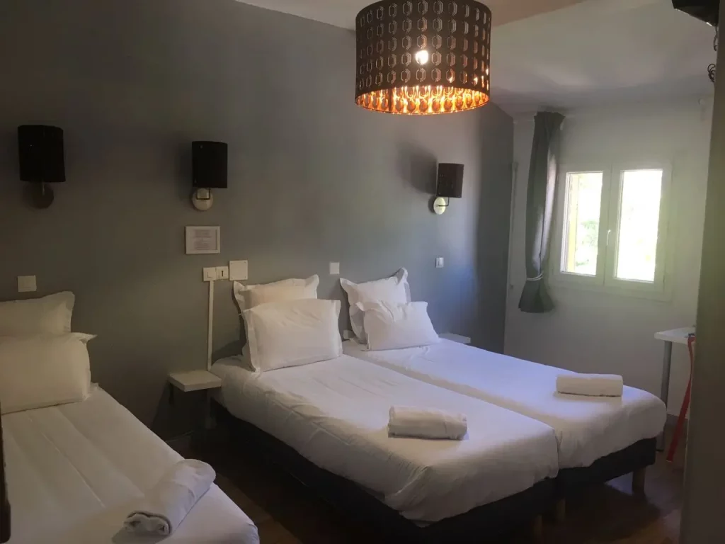 hotel-avignon-centre-gare-corps-saints-chambre-triple-1